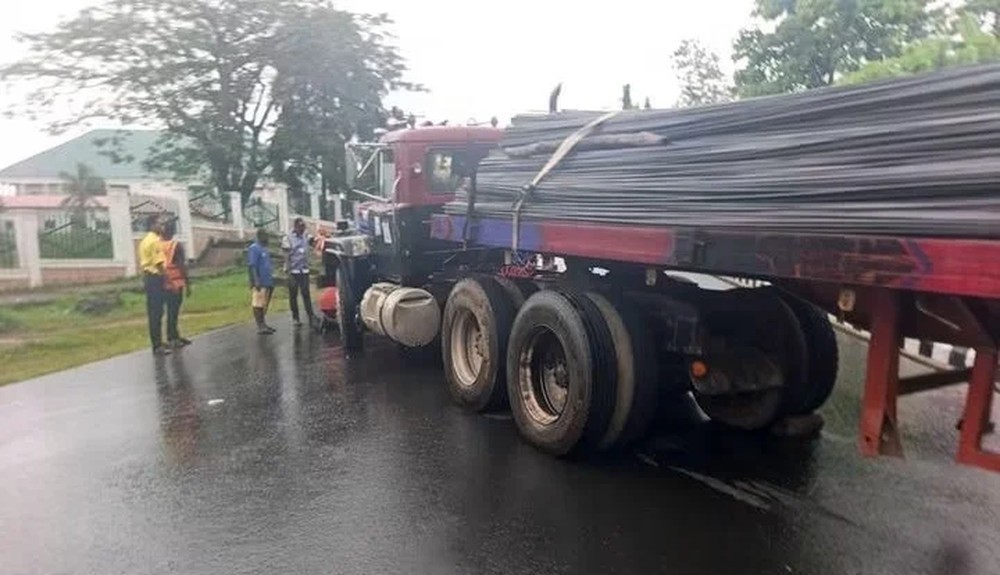 Trailer Crashes Into FMC Umuahia Fence After Losing Control on Expressway